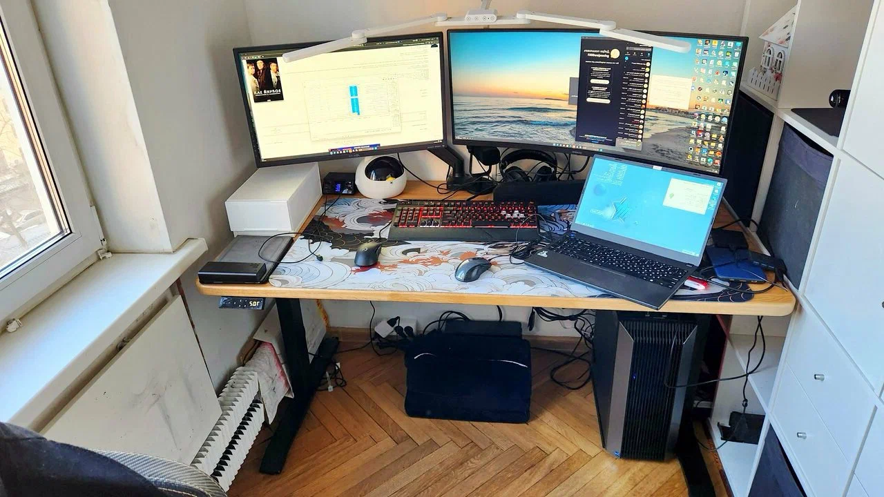 Стол DESKOS из массива дуба в домашнем рабочем кабинете