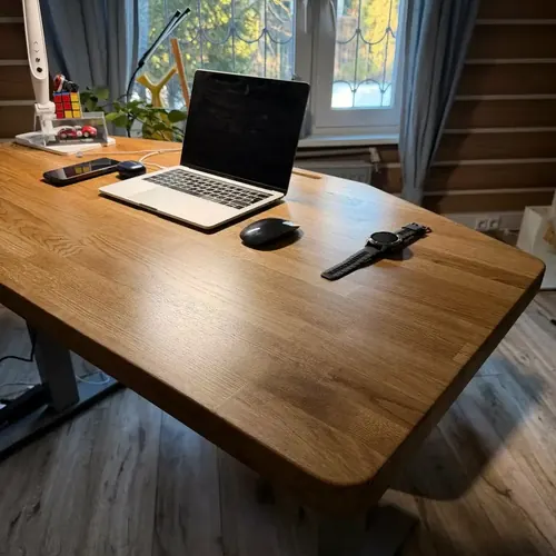 Стол DESKOS из массива дуба в интерьере