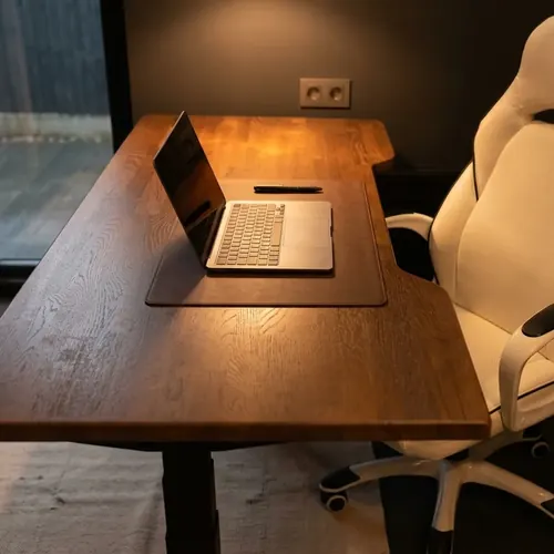 Стол DESKOS из массива дуба в интерьере