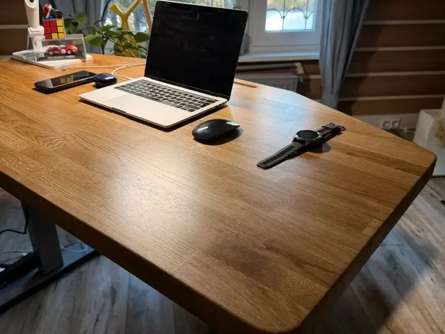 Стол DESKOS из массива дуба с ноутбуком в домашнем кабинете