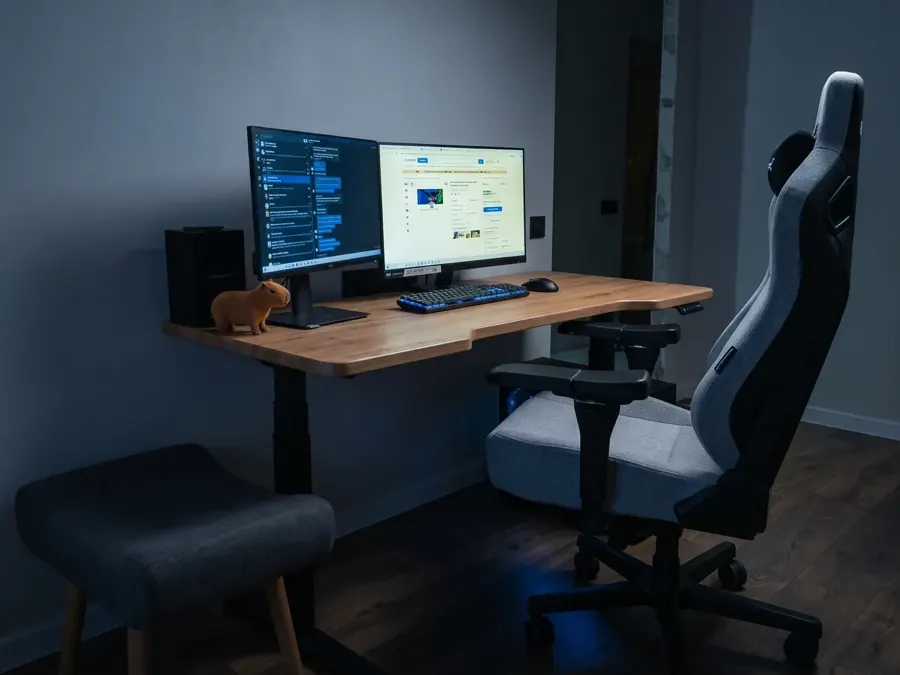 Стол DESKOS с двумя мониторами и игровым креслом