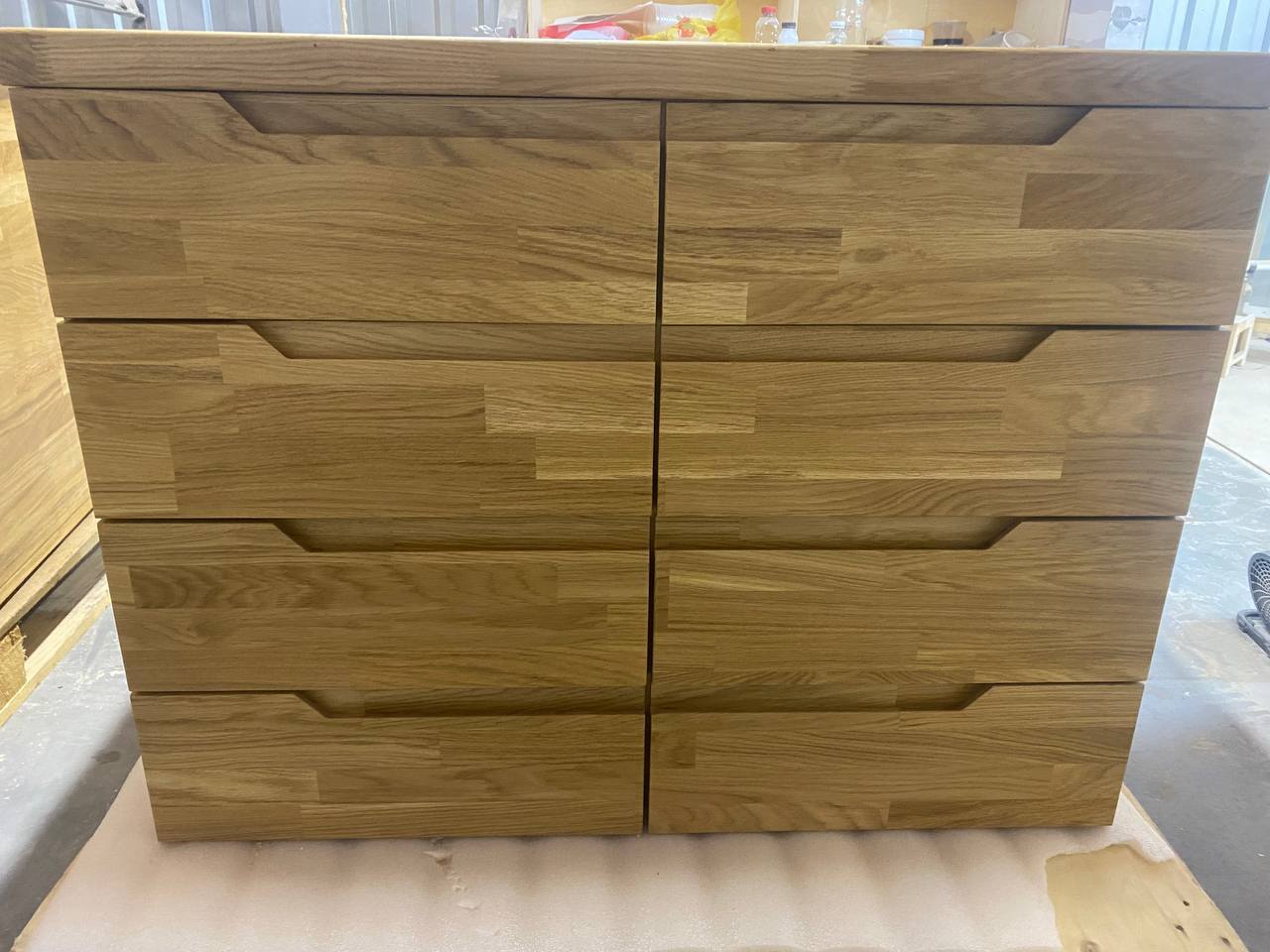 Нанесение итальянского лака на столешницу из массива дуба на производстве DESKOS